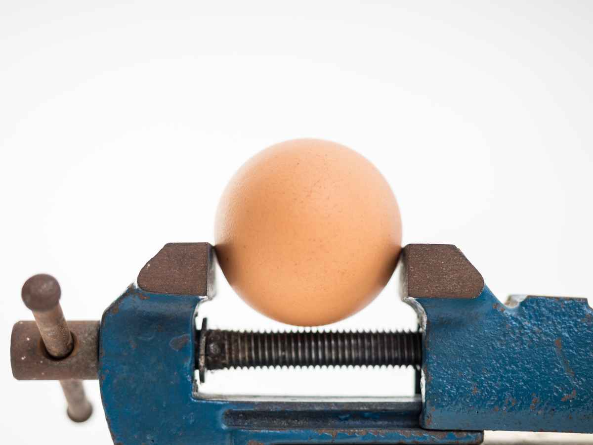 Ei im Schraubstock