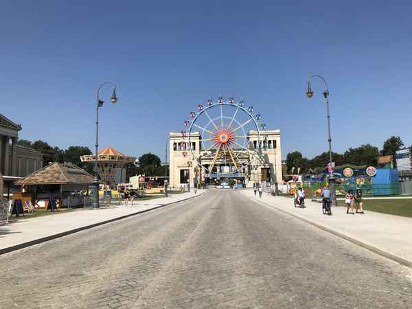 Königsplatz in München mit Riesenrad / Foto: Alexander Hauk