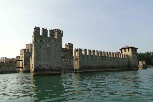 Scaligerburg in Sirmione vom Wasser aus