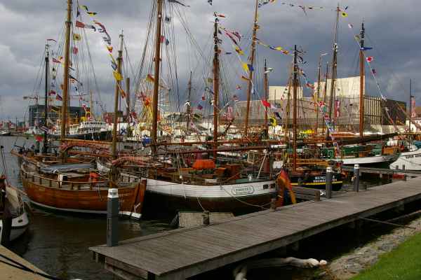 Hafenstimmung mit Segelschiffen