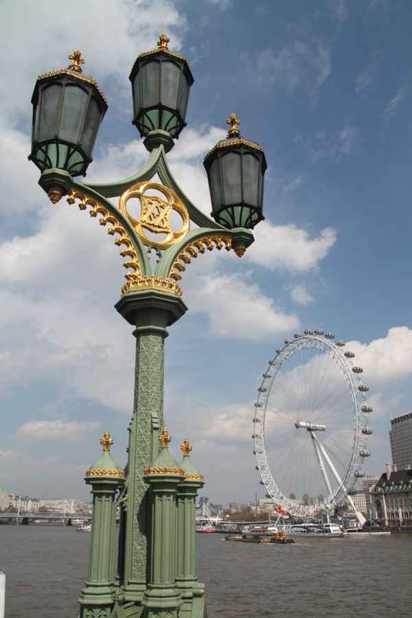 Tradition und Moderne  London Eye und alte Laterne