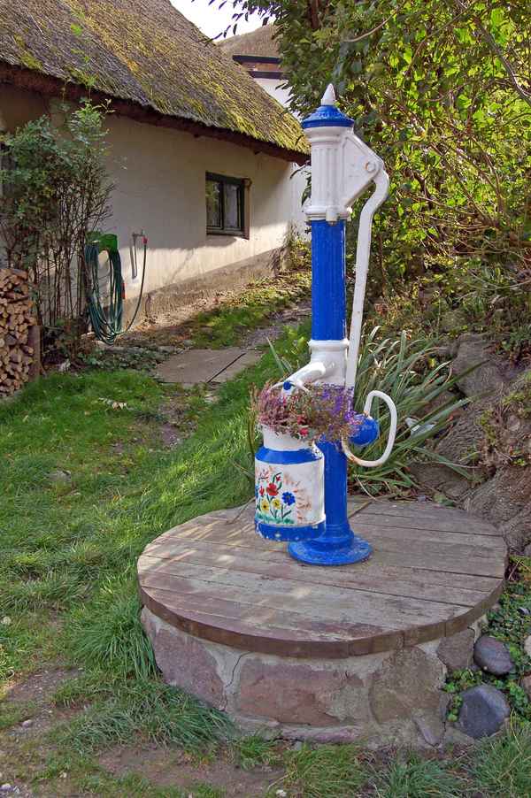 Historisches Fischerdorf Vitt auf Rügen - Alte Wasserpumpe umfunktioniert