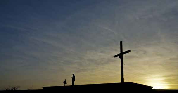 Gipfelkreuz im Sonnenuntergang