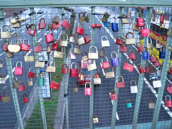 Liebesschlösser an einer Straßenbrücke/ Hamburg