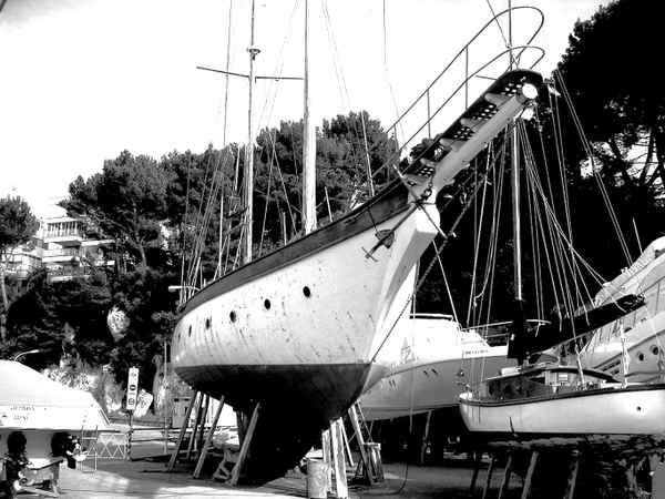 Schiff auf dem Trockendock in Porto Cristo