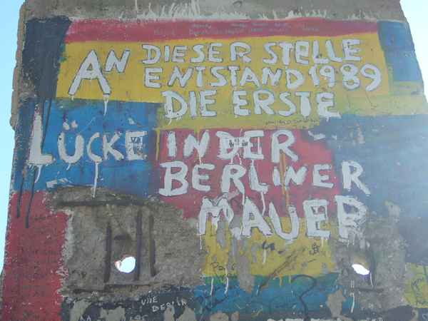 Loch in der Berliner Mauer