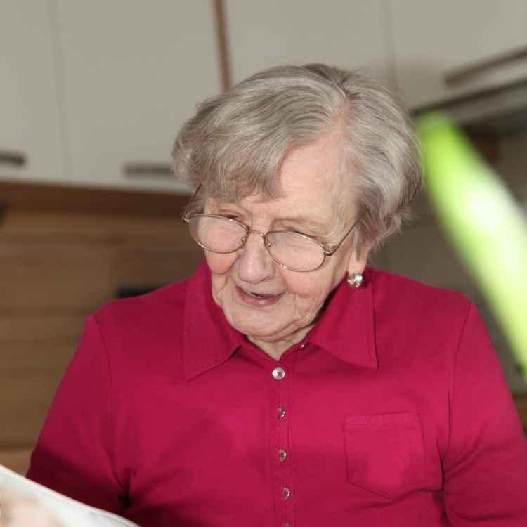 Oma entspannt beim Zeitung lesen