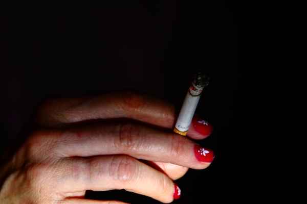 Frauenhand mit Zigarette 02