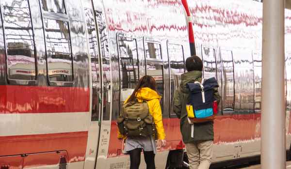 Bahnhof mit Rucksack-Touristen