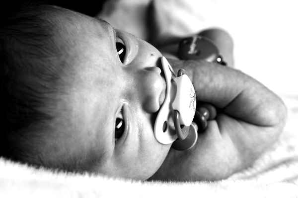 Enkel  mit Schnuller