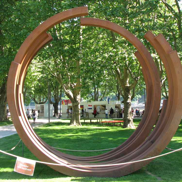 Kunst geht nach Brot . . .