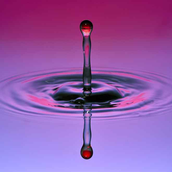 Wassertropfen in blau rot