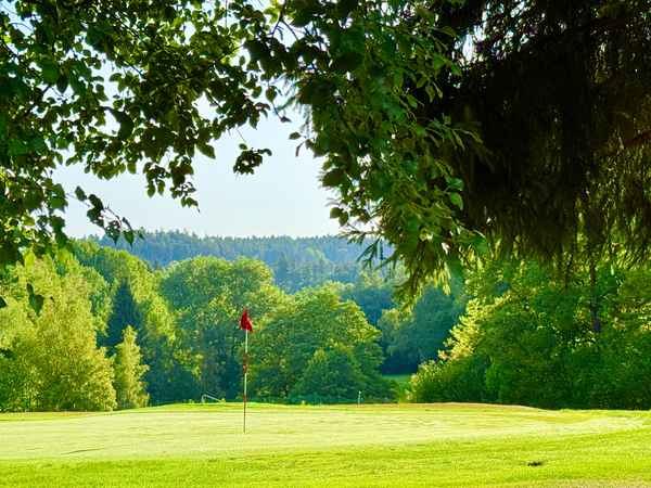 Golfplatz mit Fahne