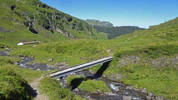 Bachtraverse in den Bergen