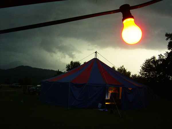 Zirkuszelt mit Glühlampe