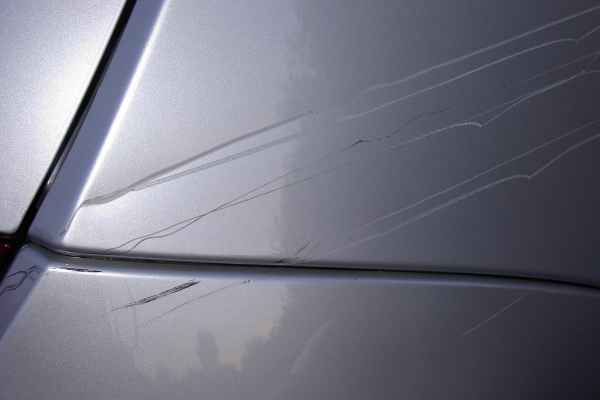 Zerkratzter Autolack