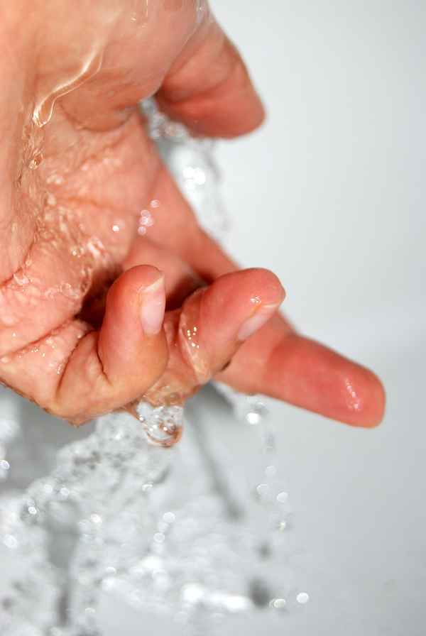 Hand und Wasser