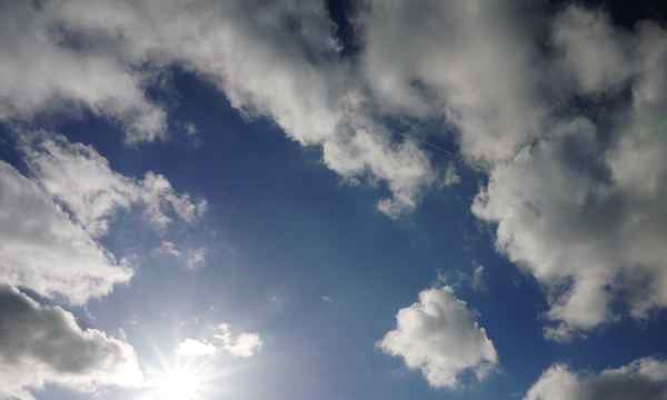 Der blaue Himmel mit Wolken und Sonnenschein
