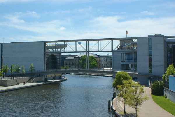Fußgänderbrücke Regierungsviertel