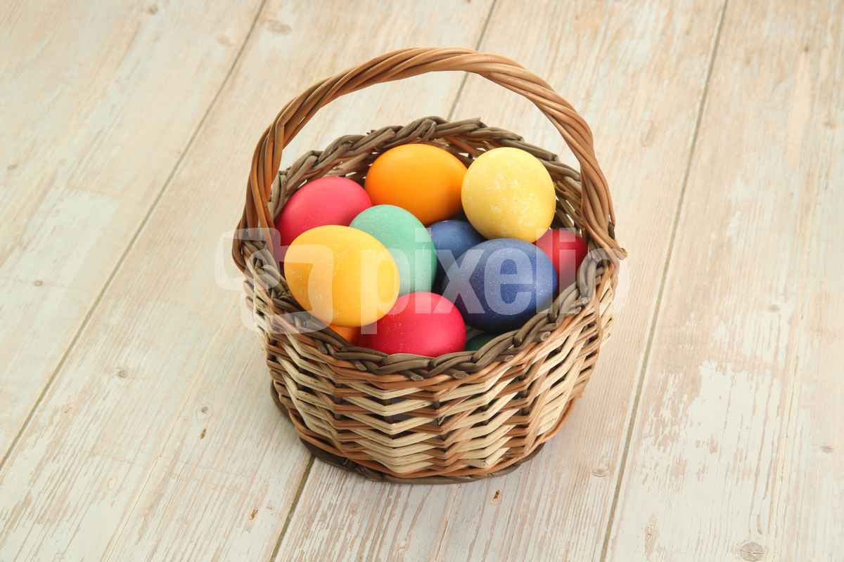 Körbchen mit bunten Ostereiern