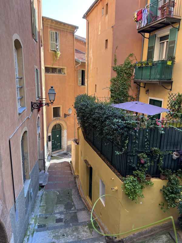 Verträumte Altstadtgasse in Nizza