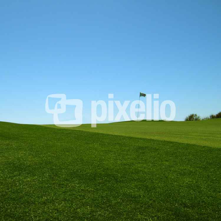 Golf-Grün gegen Himmel