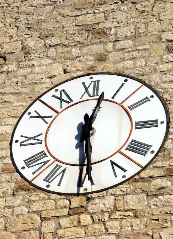 Uhr am Gouverneurspalast in Todi