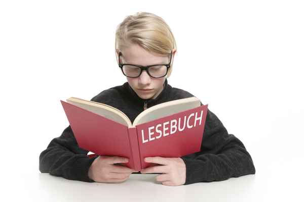 Junge liest