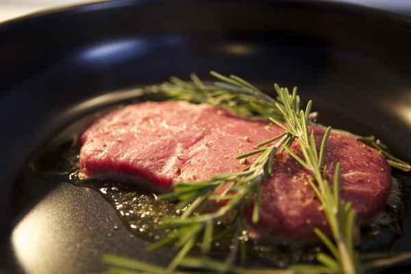 Steak mit Rosmarin in der Pfanne