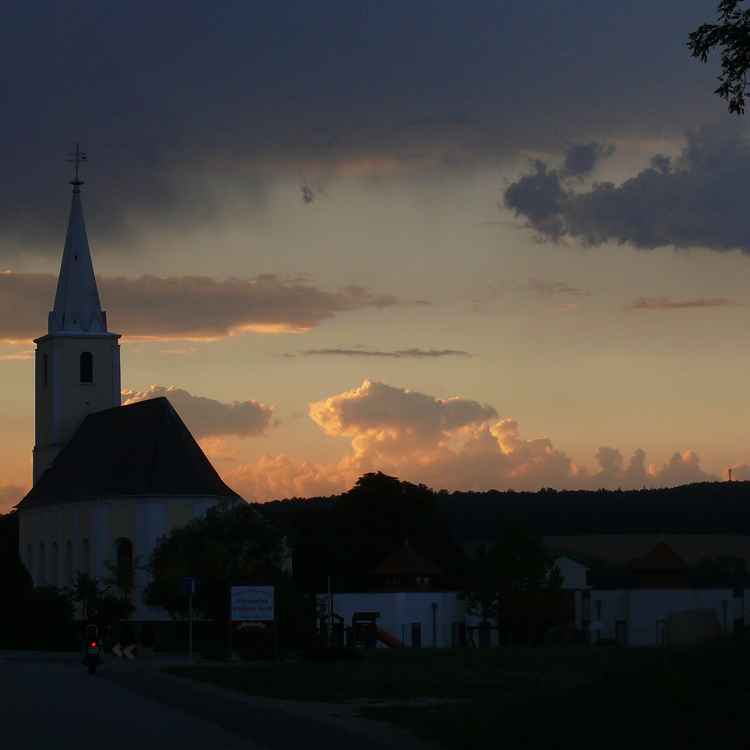 Schattendorf im Abendrot