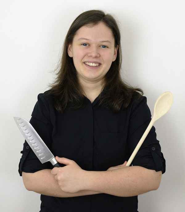 Köchin, Jungköchin mit Messer und Kochlöffel