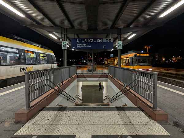 Bahnsteig 2 und 3 im Hbf Pforzheim