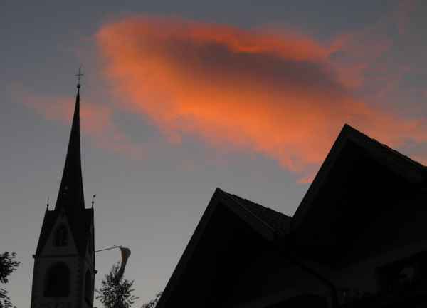 Leuchtende Wolke am Abendhimmel