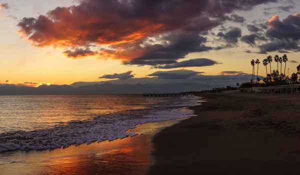 Wintersonne am leeren Strand