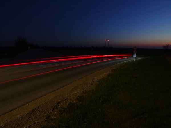 Rote Lichter im Dunkeln