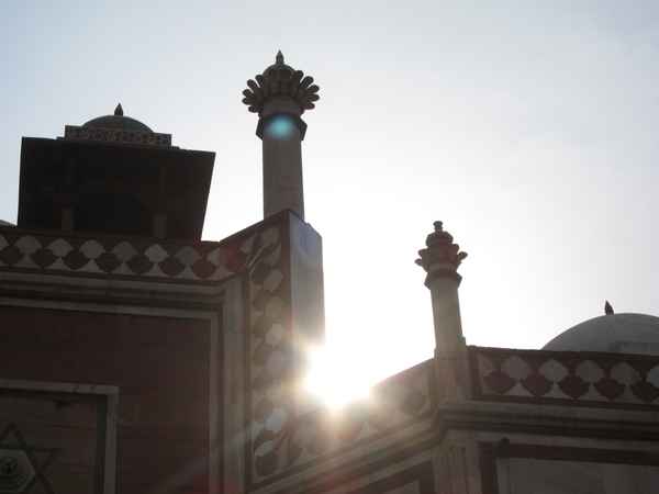 Indien: Tempel im Gegenlicht.