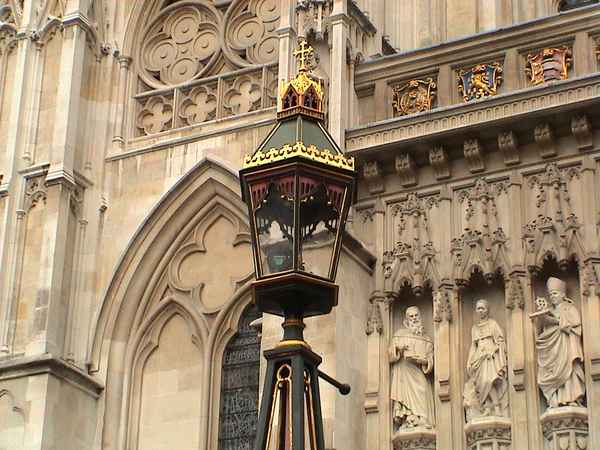 London, Laterne vor Kirchenfassade