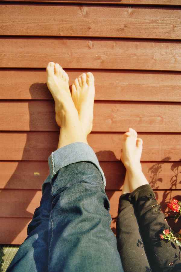 Große und kleine Füße an der Hauswand