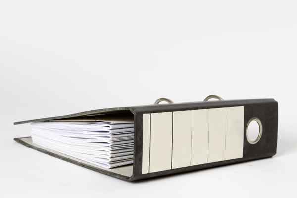 Kleiner sortierter Aktenordner