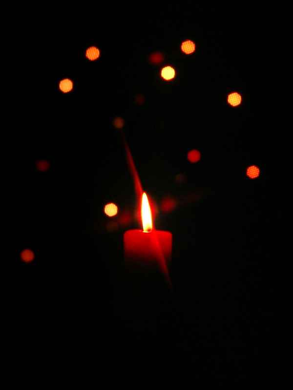 Kerze vor Weihnachtsbaum