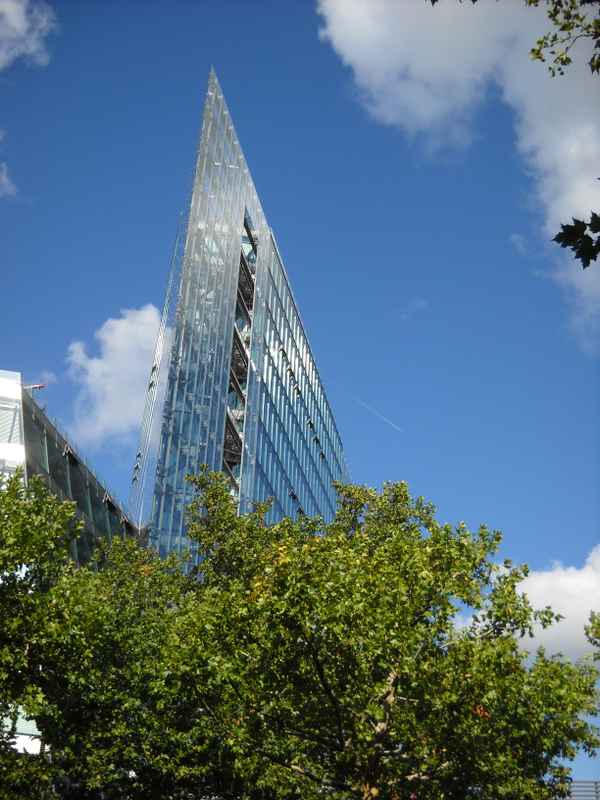 Berlin - Glasfassade am Kurfürstendamm (Neues Kranzler Eck)