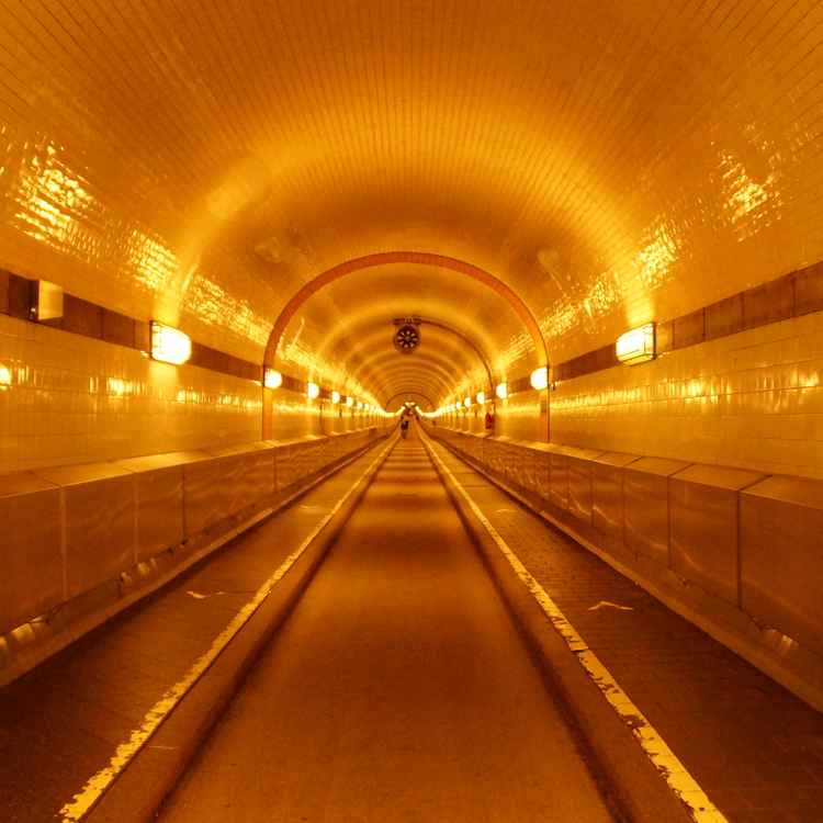 Früh morgens im alten Elbtunnel