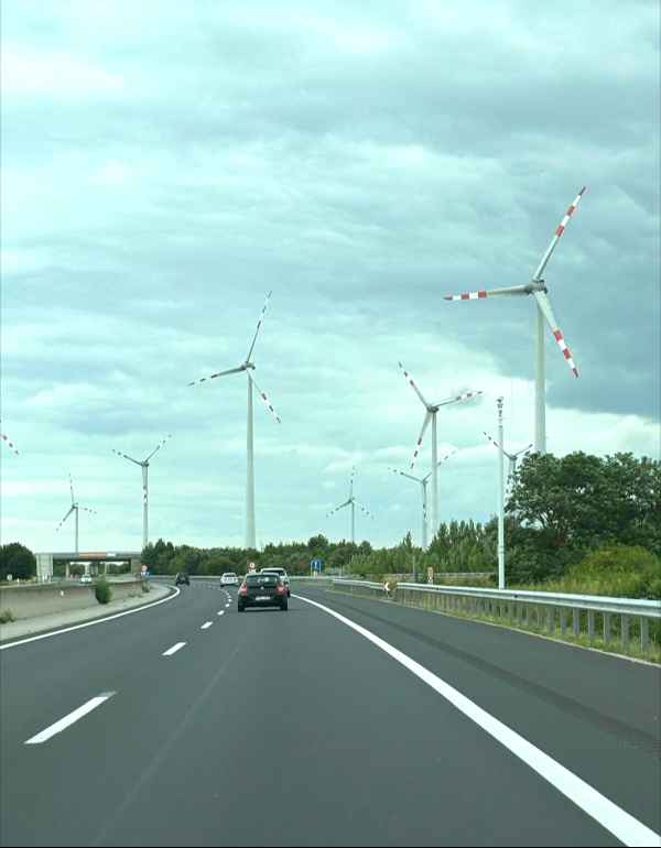 Windräder an der Autobahn