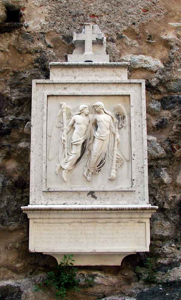 altes Grabrelieff an Kirchenmauer