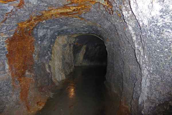 Gesteinsschichten auf dem Schlucht-Weg