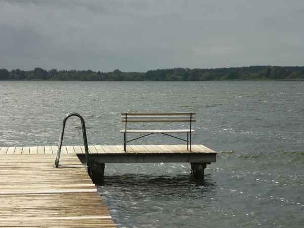 Vor dem Regen am See