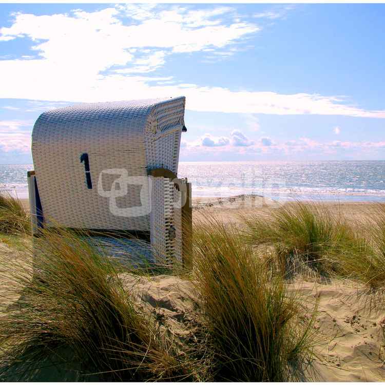 Strandkorb am sonnigen Nachmittag / Borkum
