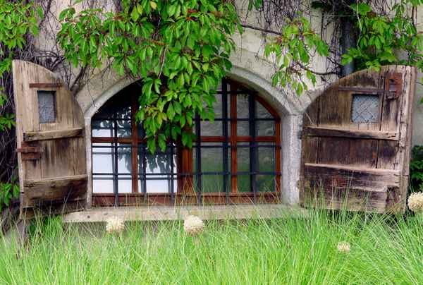 Souterrain Fenster mit Schlagläden