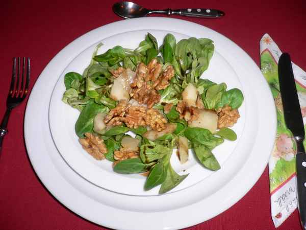 Feldsalat mit Birnen und Walnüssen