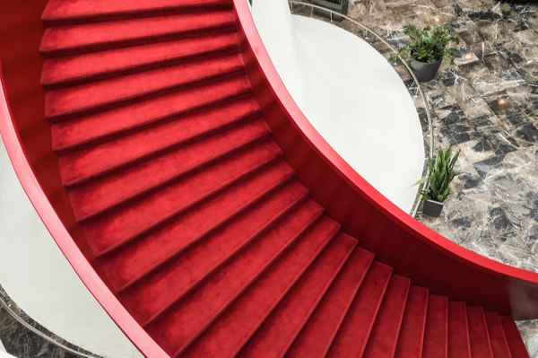 roter Trepppenaufgang rund